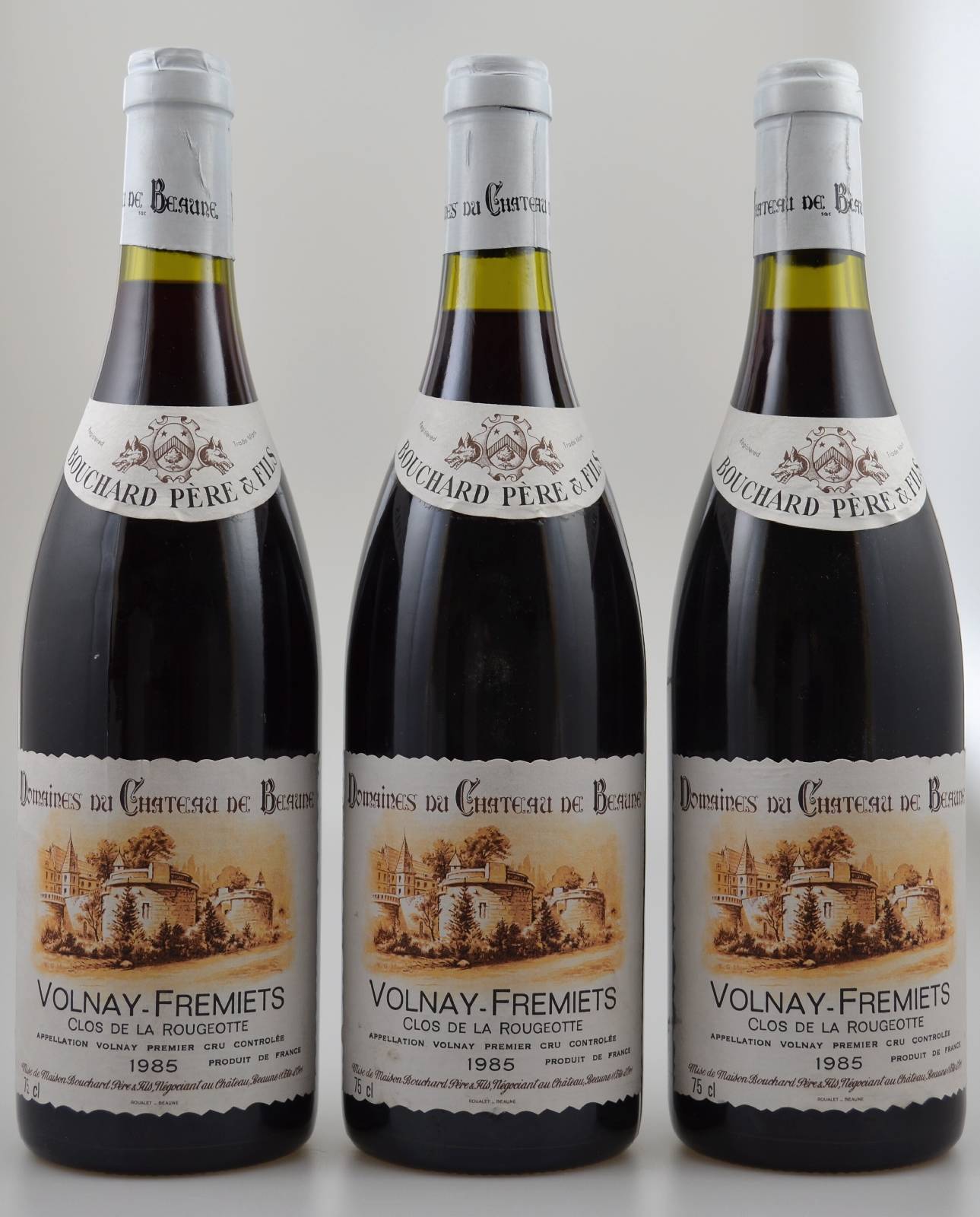 3 Flaschen 1985 Volnay-Fremiets Clos de la Rougeotte Bouchard Pere & Fils, je ca. 75 cl, Abstand zwischen Kapsel und Wein: ca. 1-1,5 cm, sehr gute ...
