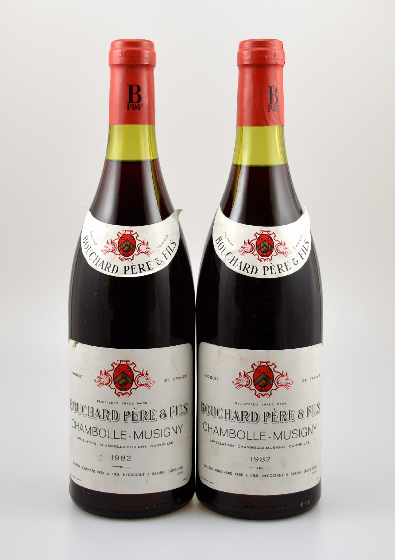 2 Flaschen 1982 Chambolle-Musigny Bouchard Pere & Fils, je ca. 75 cl, Abstand zwischen Kapsel und Wein: ca. 2,5 cm, unverkostet, Etiketten min. ...
