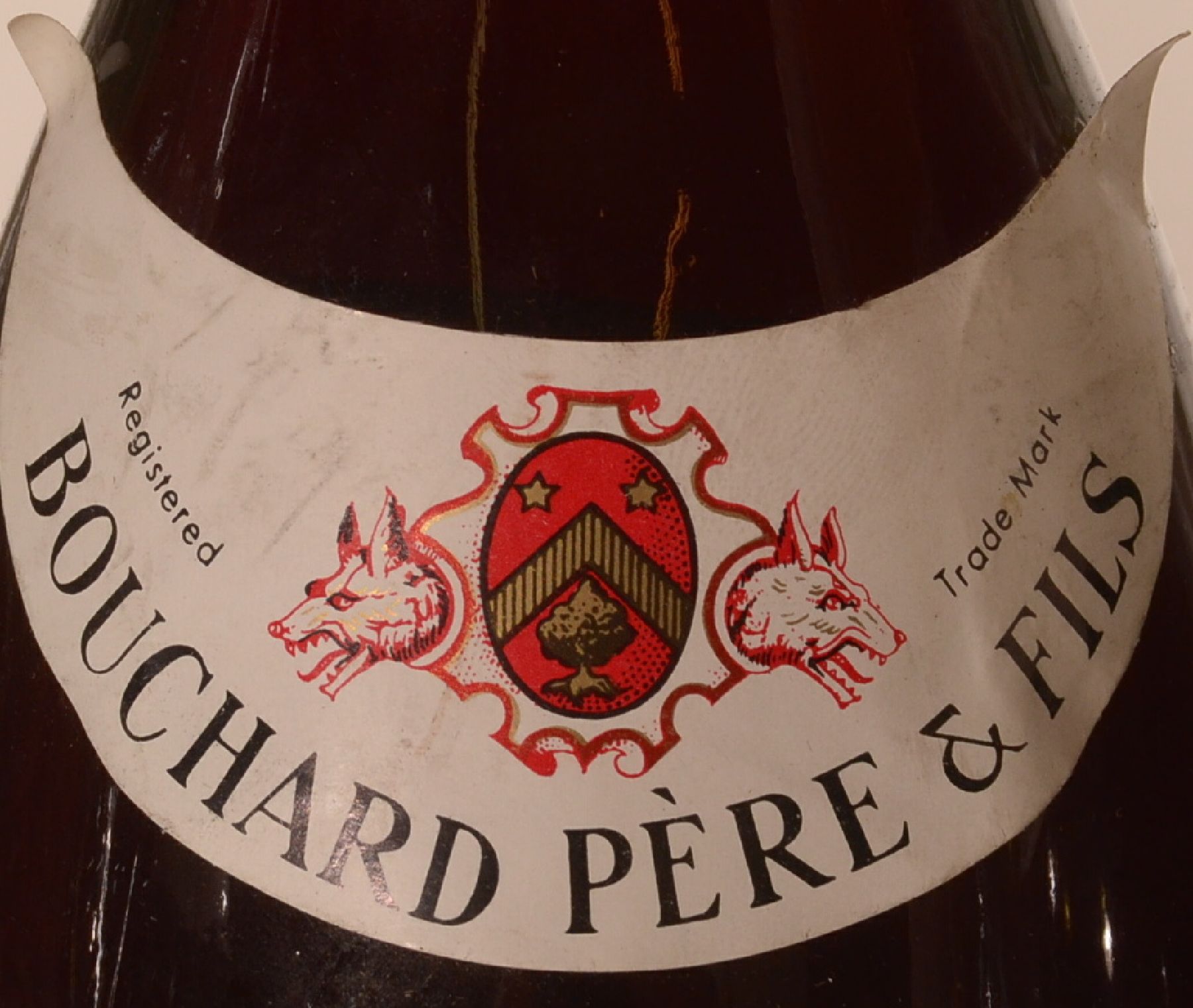 Detail a: 2 Flaschen 1982 Chambolle-Musigny Bouchard Pere & Fils, je ca. 75 cl, Abstand zwischen Kapsel und Wein: ca. 2,5 cm, unverkostet, Etiketten min. ...