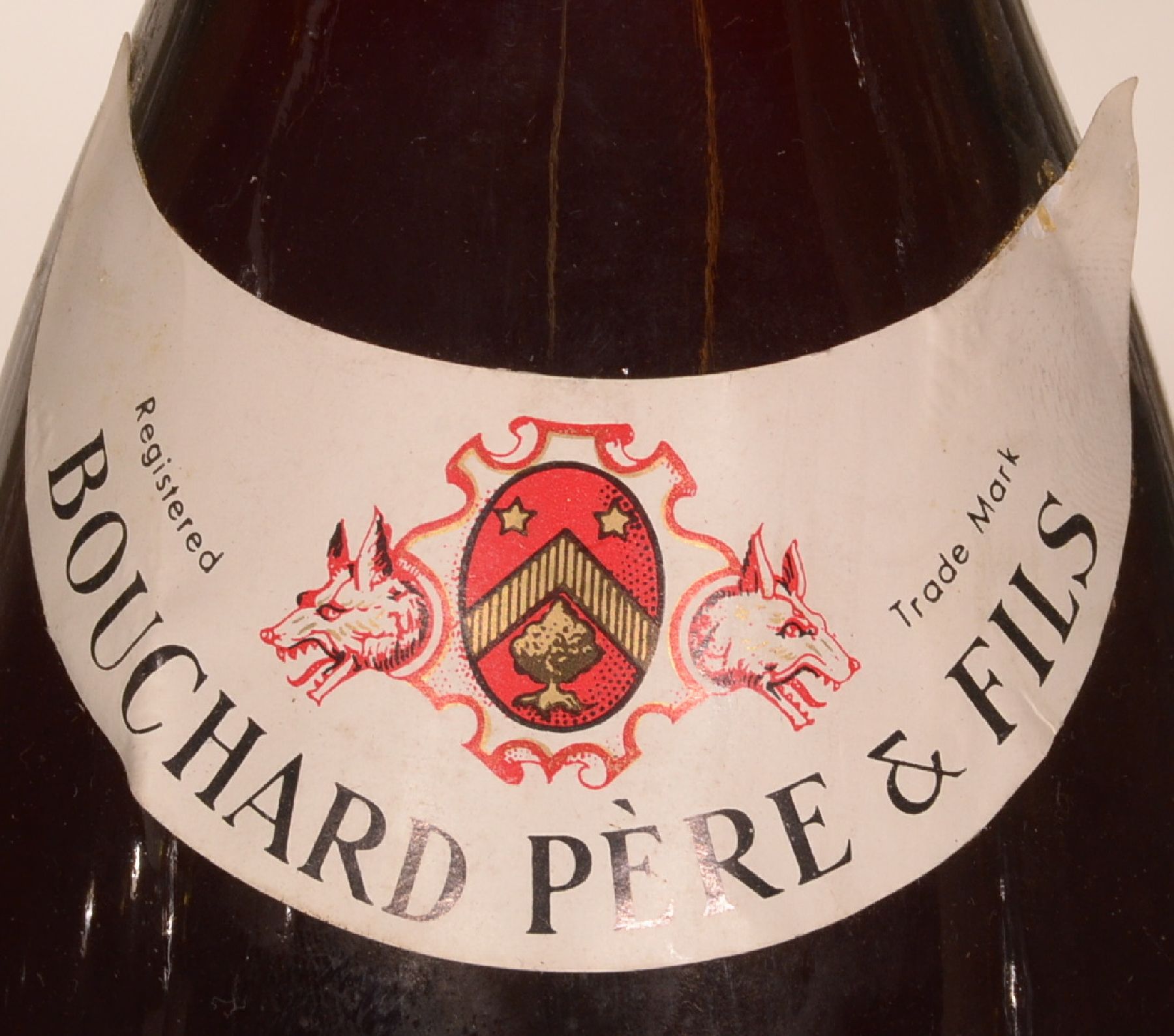 Detail b: 2 Flaschen 1982 Chambolle-Musigny Bouchard Pere & Fils, je ca. 75 cl, Abstand zwischen Kapsel und Wein: ca. 2,5 cm, unverkostet, Etiketten min. ...