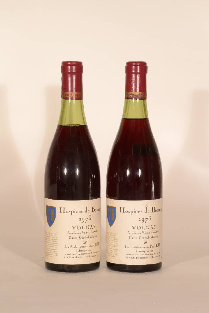 2 Flaschen 1973 Hospices de Beaune Volnay, Abstand zwischen Kapsel und Wein: ca. 3-3,5 cm, unverkostet, sehr gute Erhaltungszustände