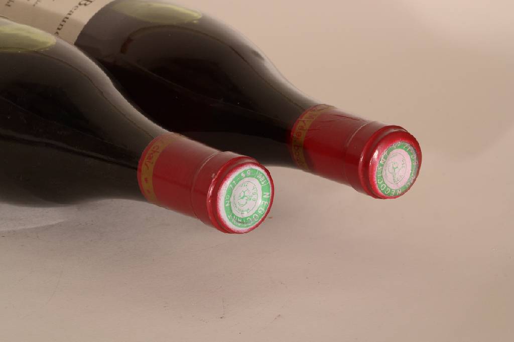 Detail a: 2 Flaschen 1973 Hospices de Beaune Volnay, Abstand zwischen Kapsel und Wein: ca. 3-3,5 cm, unverkostet, sehr gute Erhaltungszustände