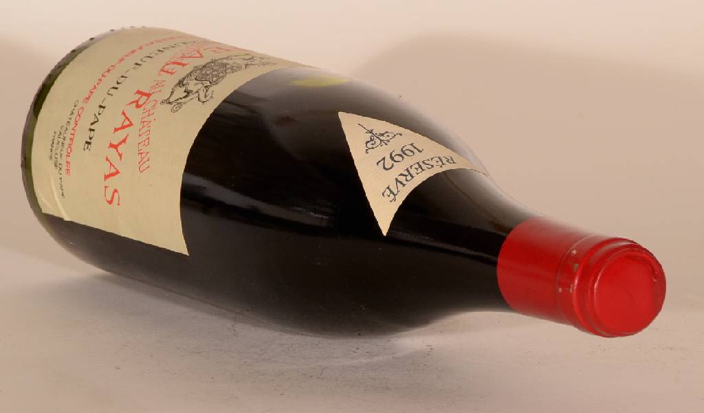 Detail a: 1 Flasche 1992 Chateau Rayas, Chateauneuf-Du-Pape, ca. 75 cl, 14 % Vol., Abstand zwischen Kapsel und Wein: ca. 1 cm, Kapsel min. berieben sonst sehr ...