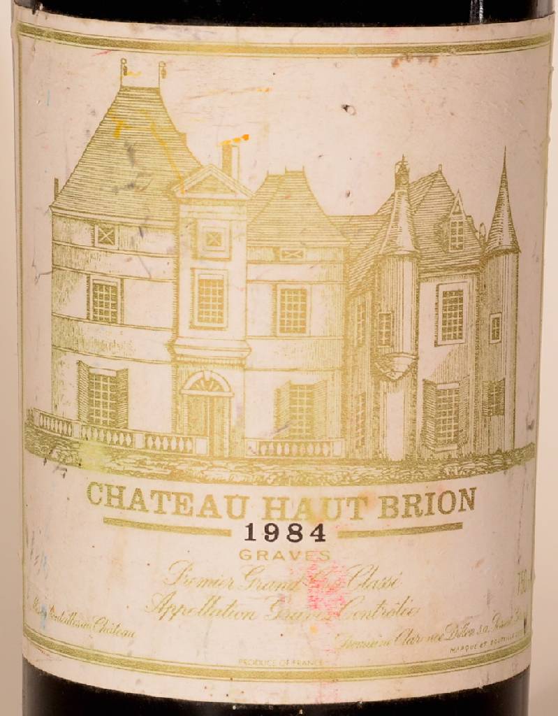 Detail a: 1 Flasche 1984 Chateau Haut Brion, Premier Grand Cru Classe, ca. 75 cl, Abstand zwischen Kapsel und Wein: 3 cm, Etikett und Kapsel z.T. beschmutzt ...
