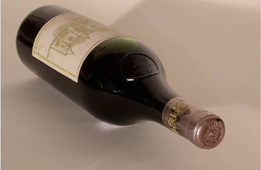 Detail b: 1 Flasche 1984 Chateau Haut Brion, Premier Grand Cru Classe, ca. 75 cl, Abstand zwischen Kapsel und Wein: 3 cm, Etikett und Kapsel z.T. beschmutzt ...