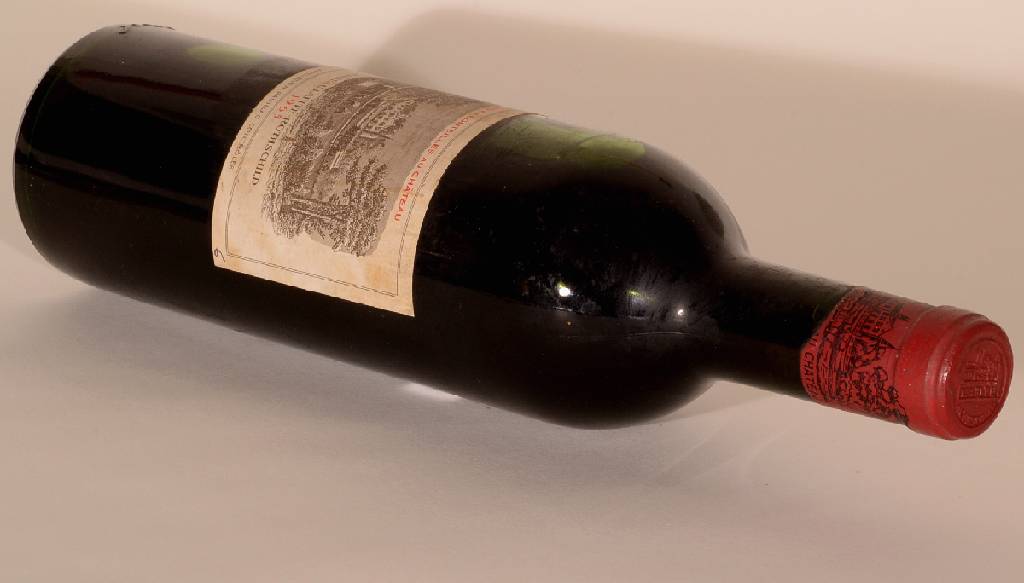Detail b: 1 Flasche 1965 Chateau Lafite Rothschild, Pauillac, Premier Cru Classe, Füllstand: ca. top shoulder, unverkostet, Etikett l. beschmutzt sonst guter ...