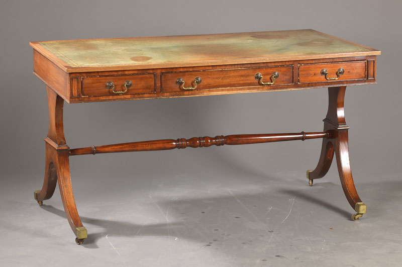 Englischer Schreibtisch, um 1880-1900, Mahagoni massiv, 3-schübig, rückseitig Blenderschübe, Lederschreibfläche mit st. Gebr.-Sp., gedrechselter ...