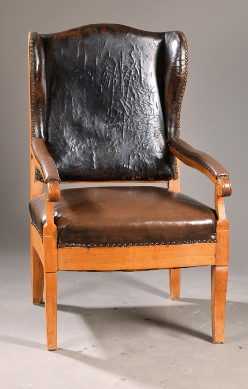 Ohrenbackensessel, süddeutsch, um 1820/30, Kirschbaum massiv, Lederbezug mit Gebr.-Sp., H.ca. 106 cm, Sh. ca. 48 cm