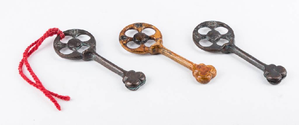 Gernot Rumpf, geb. 1941 Kaiserslautern, 3 Schlüssel, 2 aus Bronze, 1 aus Holz, dat. 1991, je ca. 11 cm