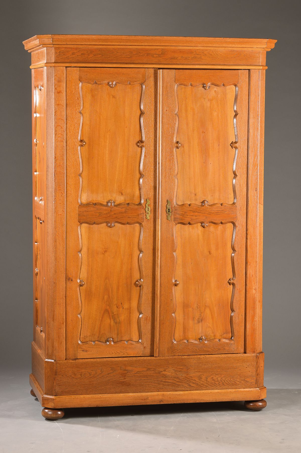 Wäscheschrank, süddeutsch, um 1840/50, Eicherahmen mit Nussbaum-Kassettenfüllungen, 2-türig, wohnfertiger Zustand, Füllungen in Form sog. ...