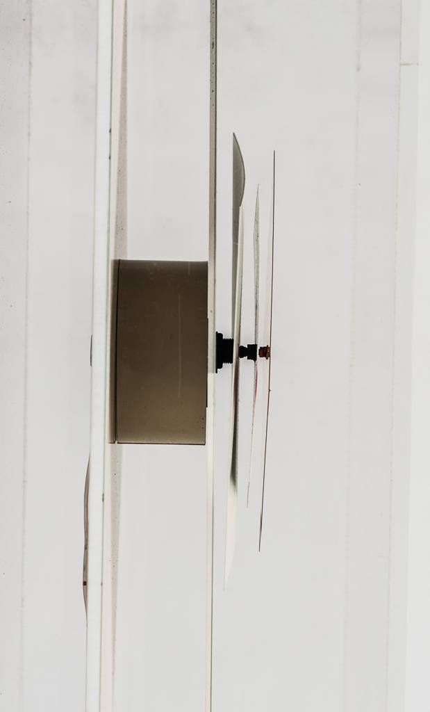 Detail b: Heinz Te Laake, 1925-2001, Puls Art, Säule mit 5 Meridianen, kinetische Uhrenplastik in Plexiglas-Box, aus 1988, Funktion durch ein verbautes ...