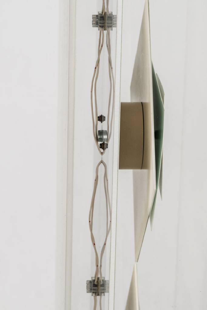 Detail c: Heinz Te Laake, 1925-2001, Puls Art, Säule mit 5 Meridianen, kinetische Uhrenplastik in Plexiglas-Box, aus 1988, Funktion durch ein verbautes ...