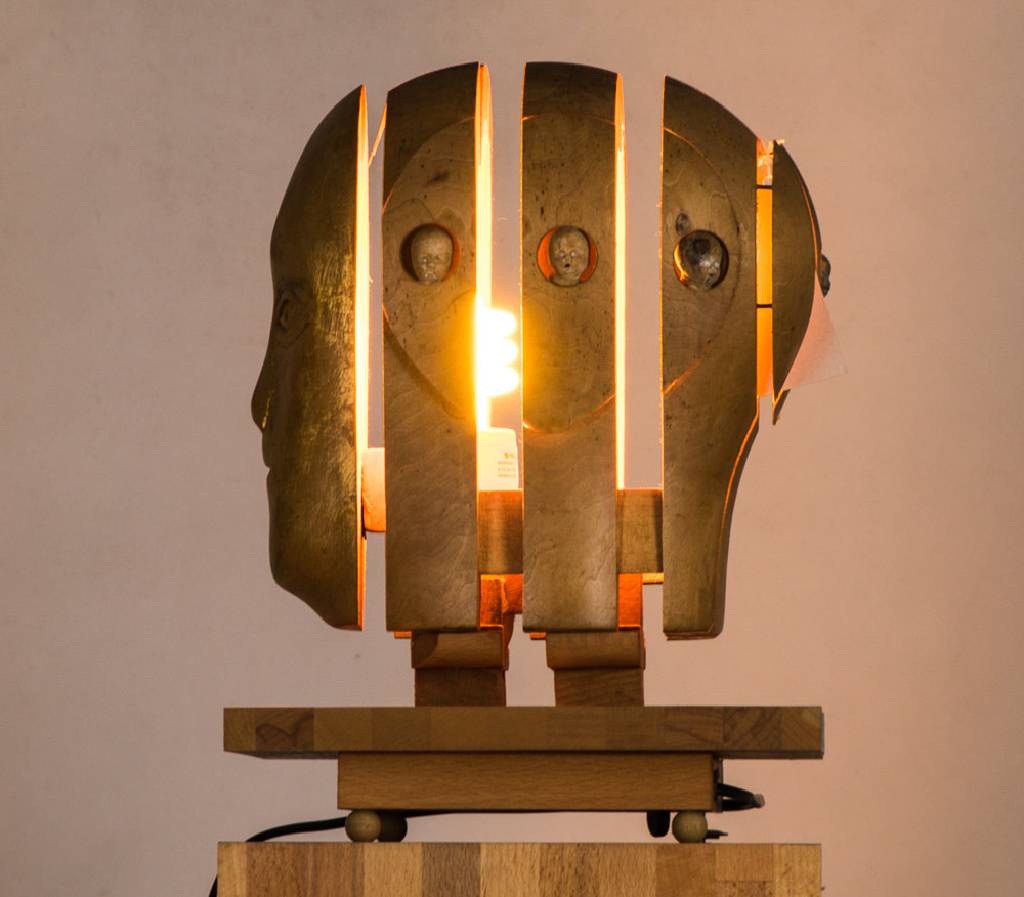 Detail a: Andreas Kerstan, geb. 1957 Ludwigsburg, Kopf, Holzskulptur auf rechteckiger Säule, vierteilig zerlegbar, Kopf beleuchtbar, H. ca. 153 cm, 2008 schuf ...