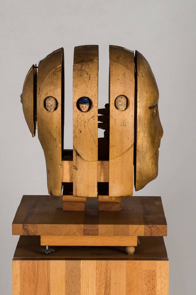 Detail b: Andreas Kerstan, geb. 1957 Ludwigsburg, Kopf, Holzskulptur auf rechteckiger Säule, vierteilig zerlegbar, Kopf beleuchtbar, H. ca. 153 cm, 2008 schuf ...