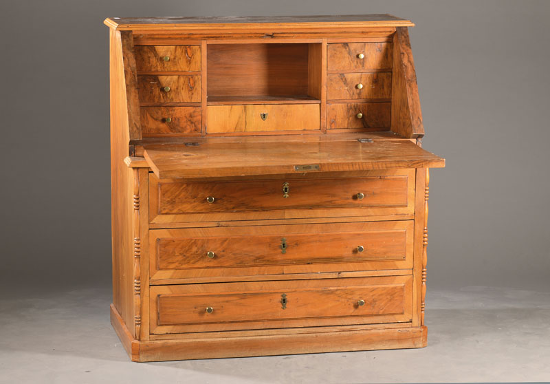 Schrägklappensekretär, deutsch, um 1850/60, Nussbaumfurnier auf Weichholzkorpus, Schrägklappe mit Sekretärsinnenleben, unten 3-schübig, ...