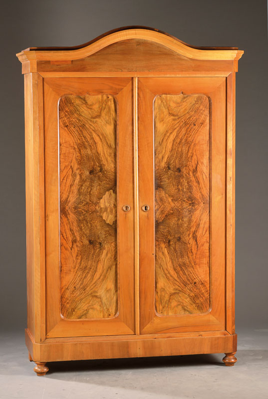Dielenschrank, südwestdeutsch / Frankreich, um 1850/60, helles Nussbaumfurnier in den Kassetten auf Kreuzfuge verlegt, Rundgiebel, 2-türig, ...