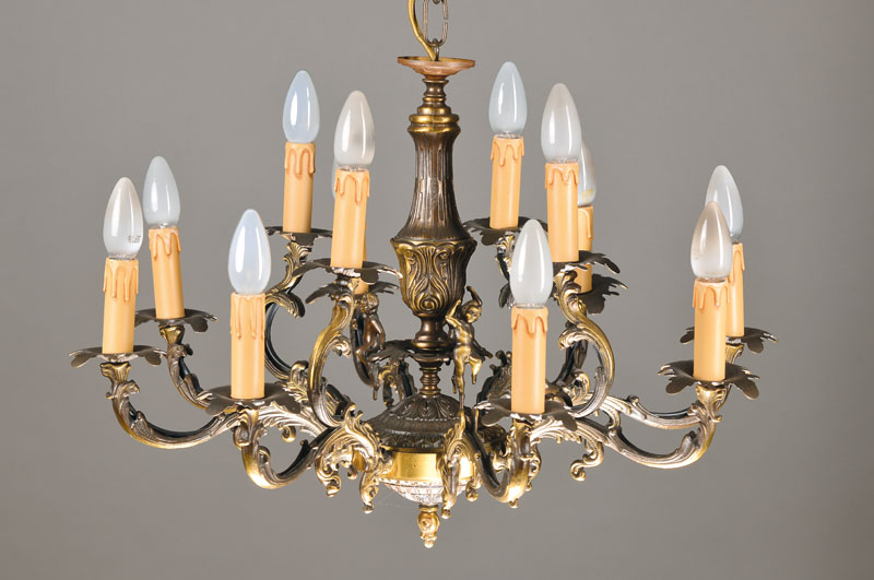 Deckenlüster, deutsch, um 70er Jahre, Bronzeguß, 12-flammig, H. ca. 77 cm, D. ca. 64 cm