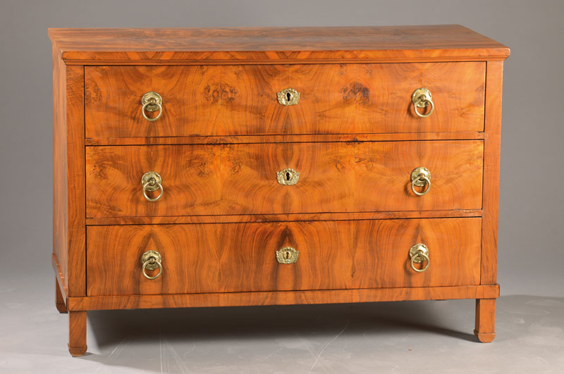 Biedermeierkommode, süddeutsch / Österreich, um 1820/30, Wurzelholzfurnier auf Weichholzkorpus, 3-schübig, stilübliche Beschläge u. ...