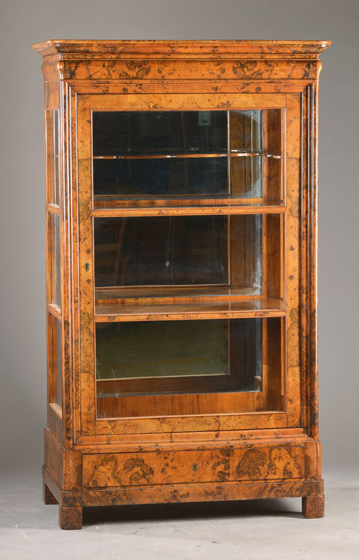 Spätbiedermeierliche Vitrine, südwestdeutsch, um 1820/30, aufwendiges Wurzelnussfurnier , 1-türig, 3-seitig verglast, Innen 2 feste Einlegeböden ...