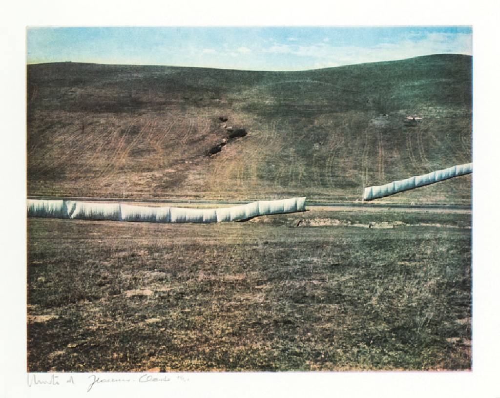 Christo, geb. 1935, Running Fence, 1976, Heliogravur auf Velin, handsign., num. 54/60, Blattgr. 40x50 cm, unter Glas gerahmt, gesamt 61x71 cm