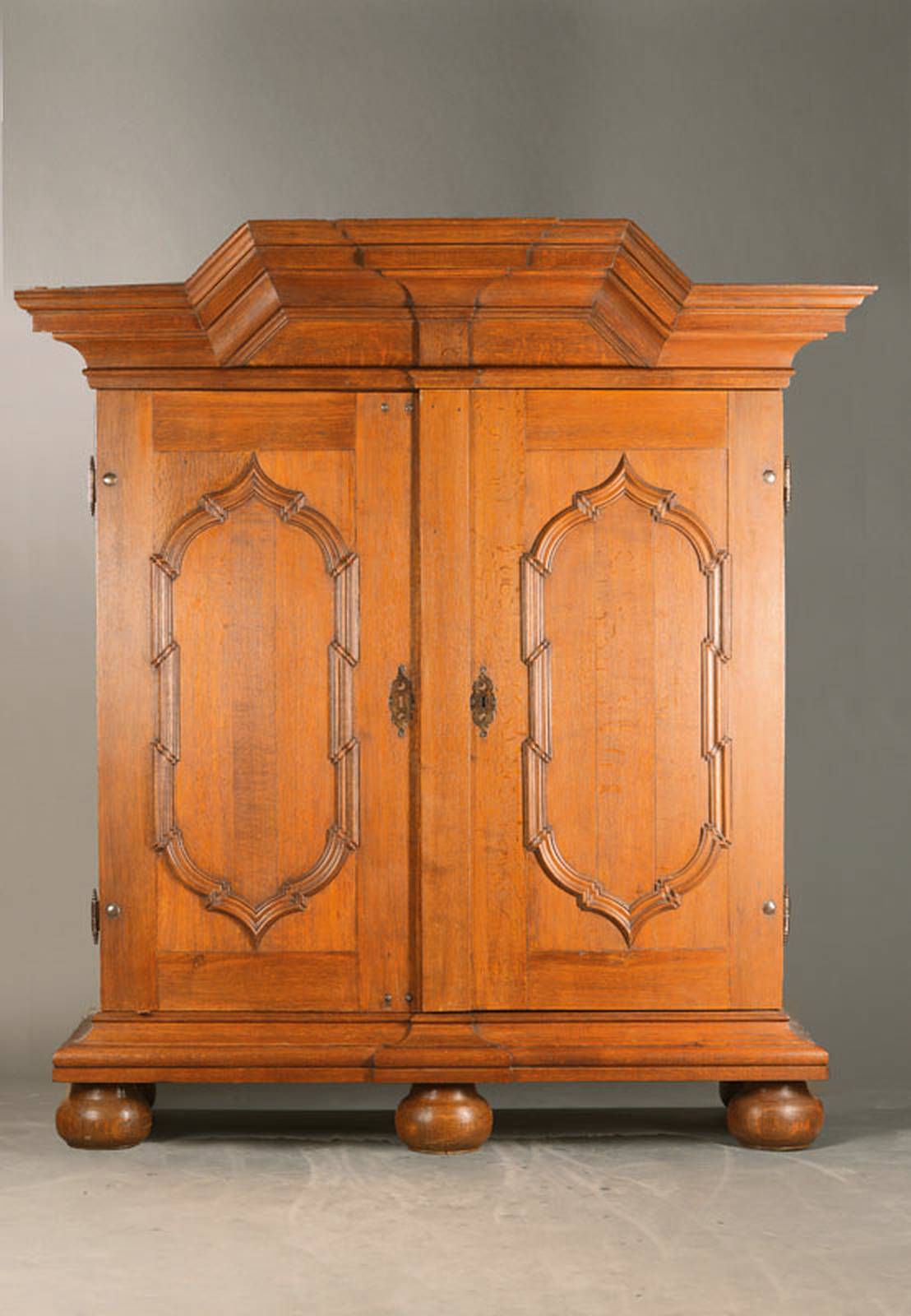 Barockschrank, Norddeutsch, wohl Danzig, um 1750/60, Eiche massiv, 2-türig, regionstypisch hervorspringender abgeflachter Giebel, breite Türen mit ...