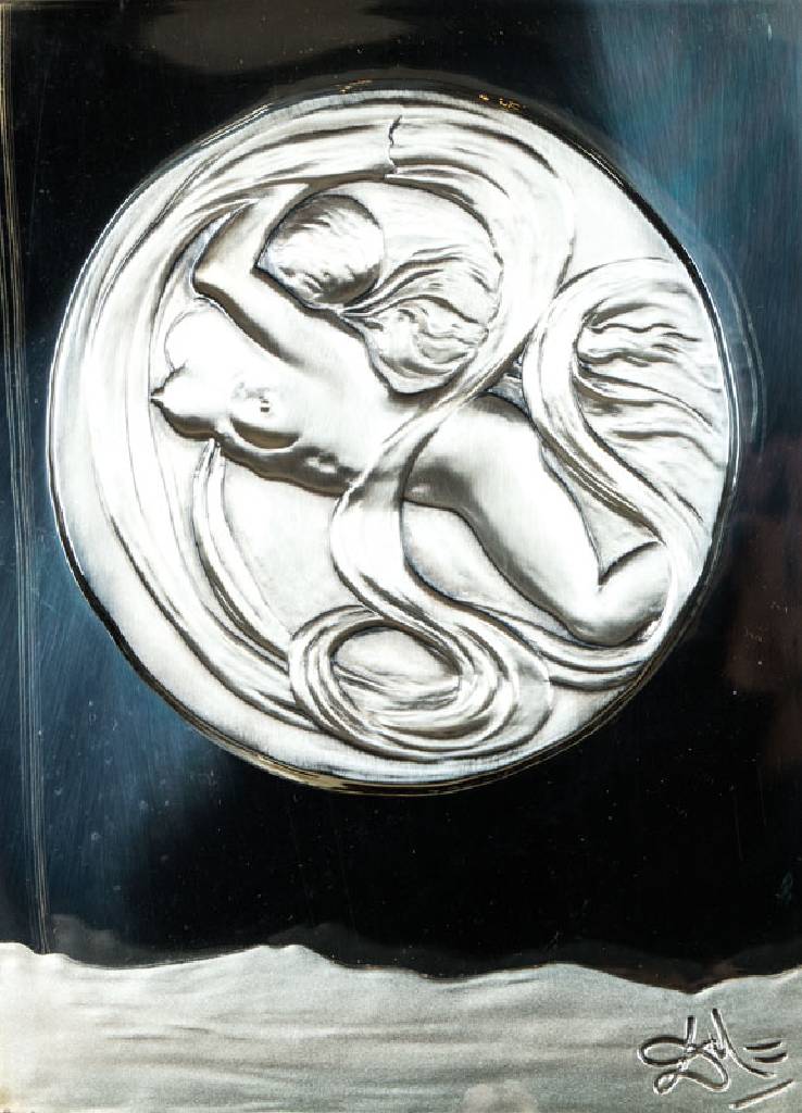 Salvador Dali, 1904-1989, Eva Spaziale, Relief aus 925er Silber, verso auf Etikett bezeichnet: Dali, ca. 22x16,8 cm, im Glaskasten