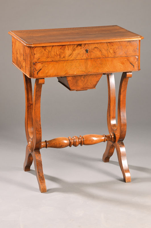 Nähtischchen, süddeutsch, um 1830, Nussbaum massiv u. furniert, Platte aufklappbar mit Einteilung, unterer Schub u. Kästchen für Garn, Seiten in ...