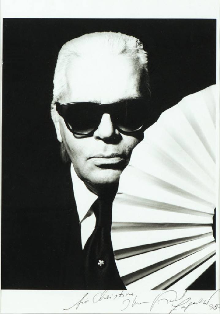 Karl Lagerfeld, geb. 1933 Hamburg, Selbstportrait, Pigmentdruck auf Fotopapier, handsign., Christine gewidmet, dat. 96, ca. 40,5x27,5 cm, unter Glas ...