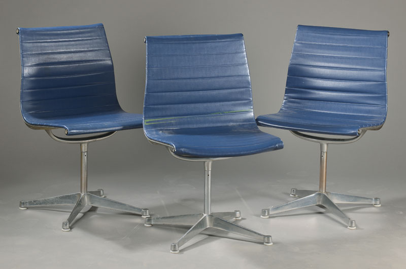 3 Stühle in Art der Aluminium-Chairs nach Charles u. Ray Eames, Entwurf 1958, Aluminiumfuß , Sitzfläche u. Rückenlehne mit federndem Leder ...