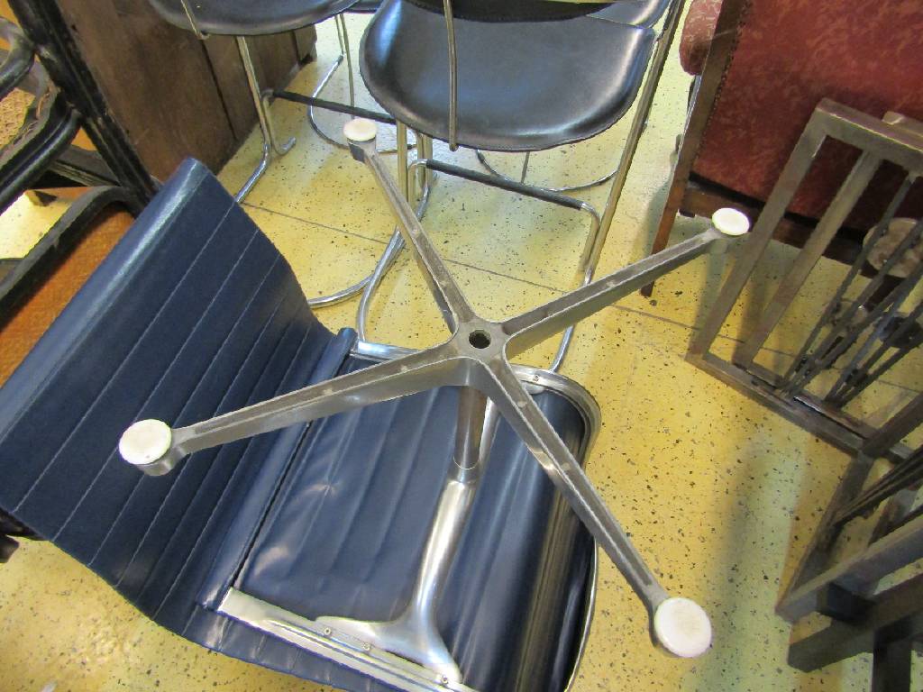 Detail a: 3 Stühle in Art der Aluminium-Chairs nach Charles u. Ray Eames, Entwurf 1958, Aluminiumfuß , Sitzfläche u. Rückenlehne mit federndem Leder ...