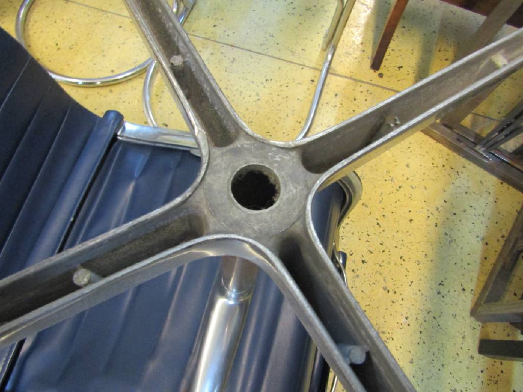 Detail b: 3 Stühle in Art der Aluminium-Chairs nach Charles u. Ray Eames, Entwurf 1958, Aluminiumfuß , Sitzfläche u. Rückenlehne mit federndem Leder ...