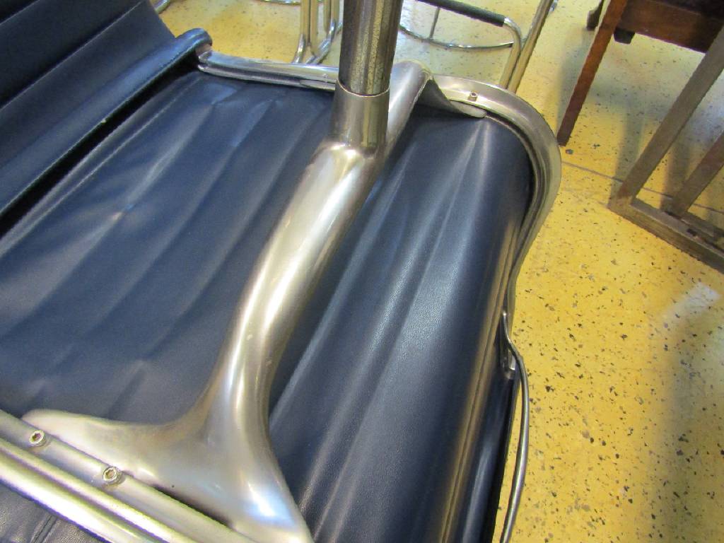 Detail c: 3 Stühle in Art der Aluminium-Chairs nach Charles u. Ray Eames, Entwurf 1958, Aluminiumfuß , Sitzfläche u. Rückenlehne mit federndem Leder ...