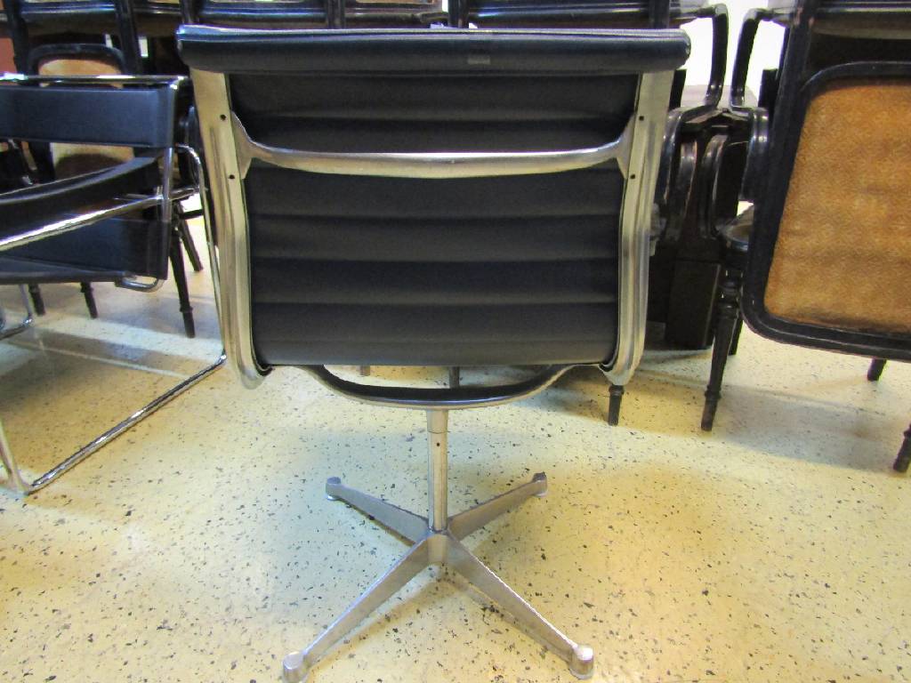 Detail e: 3 Stühle in Art der Aluminium-Chairs nach Charles u. Ray Eames, Entwurf 1958, Aluminiumfuß , Sitzfläche u. Rückenlehne mit federndem Leder ...
