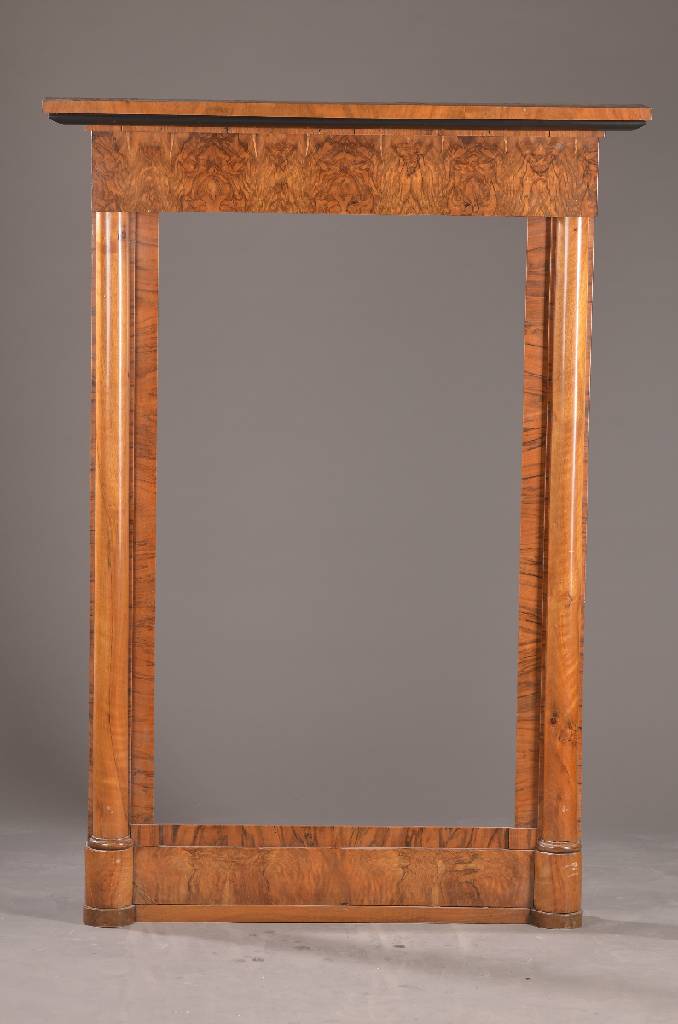 Rahmen eines Biedermeier-Spiegels, wohl südwestdeutsch, um 1830, Nussbaumfurnier auf Weichholzkorpus, schwarz abgesetzte Profilleisten, Gesamtmaße ...