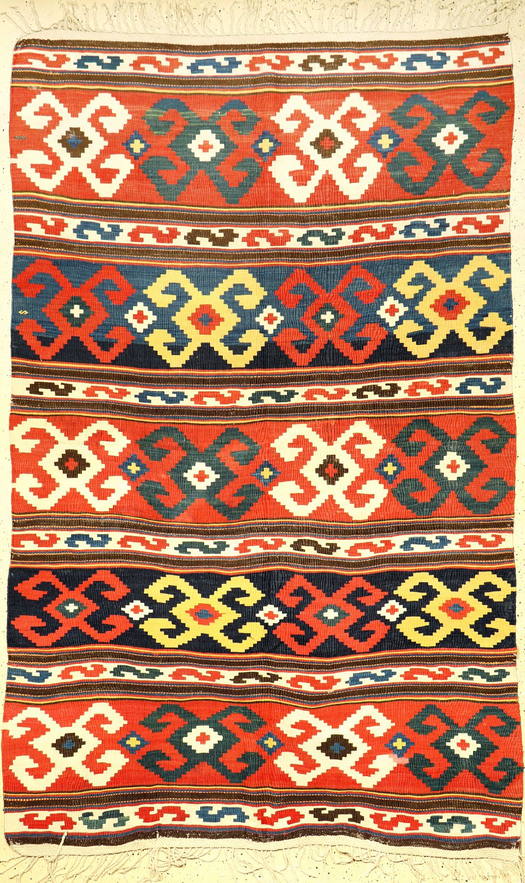 Azeri "Kelim" antik, Südkaukasus, 19.Jhd., Wolle gewebt auf Wolle. Querbalken mit sogenannten Kotschanak-Motiven (Widderhorn) belegen das ...
