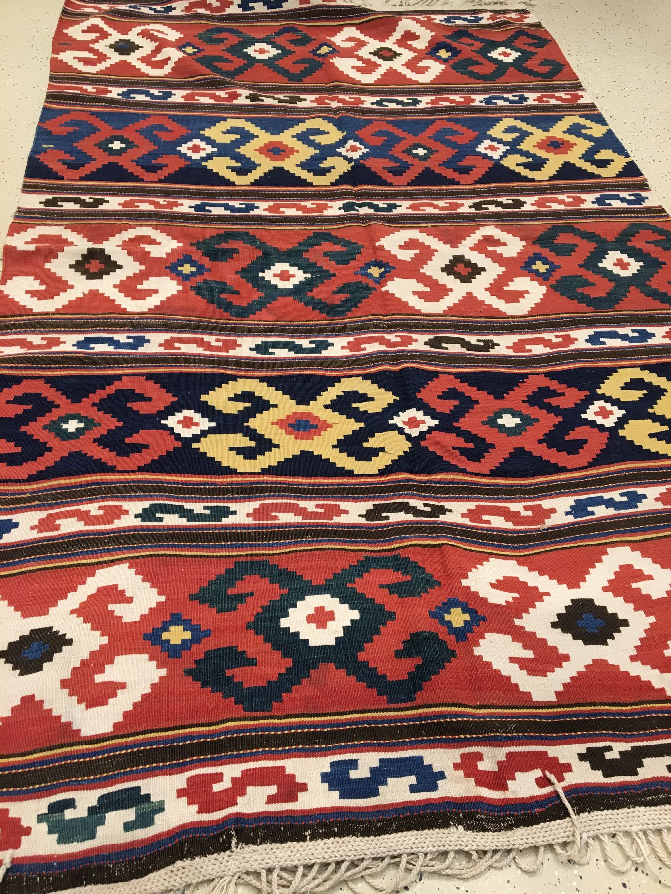 Detail a: Azeri "Kelim" antik, Südkaukasus, 19.Jhd., Wolle gewebt auf Wolle. Querbalken mit sogenannten Kotschanak-Motiven (Widderhorn) belegen das ...