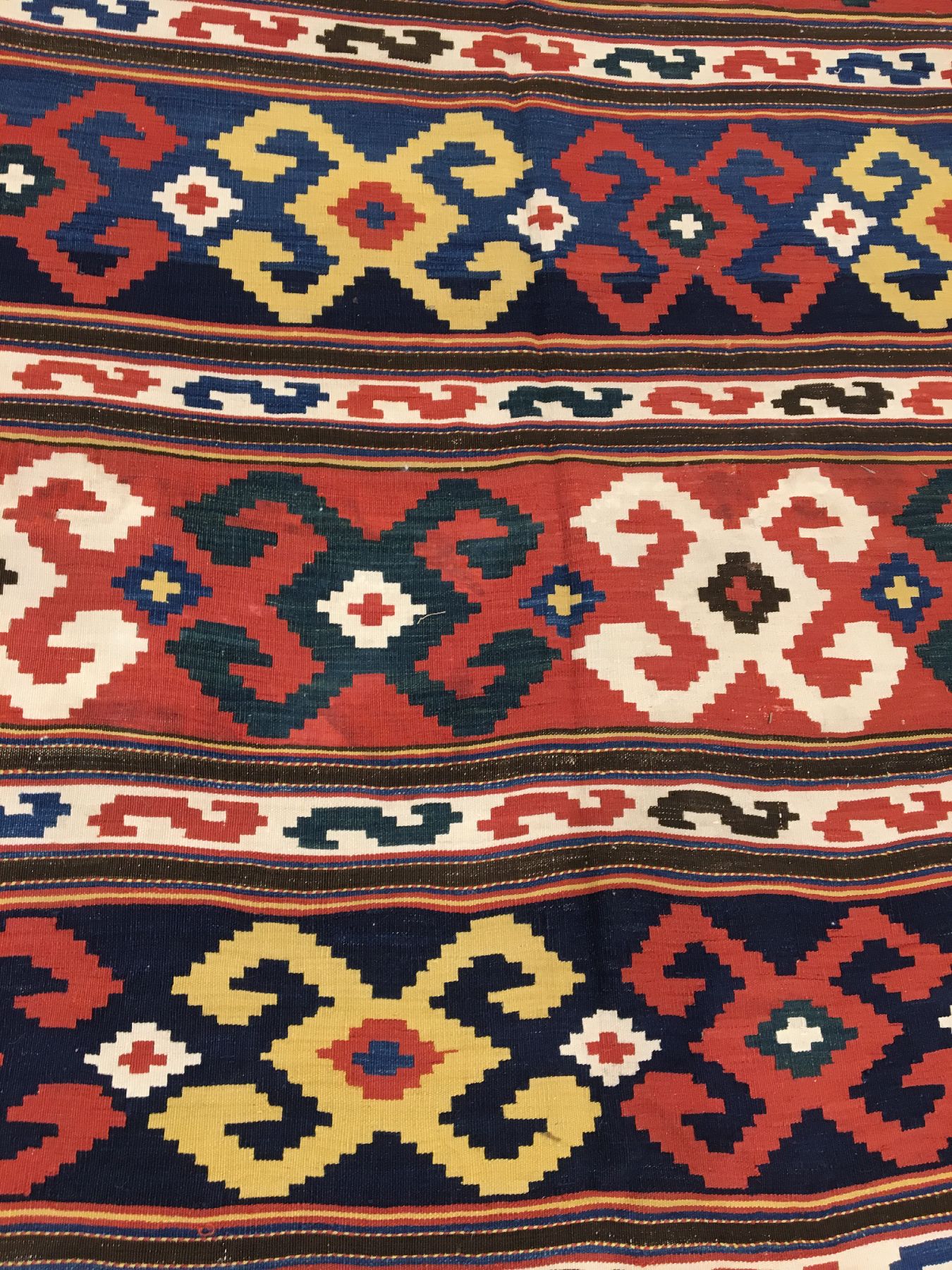 Detail b: Azeri "Kelim" antik, Südkaukasus, 19.Jhd., Wolle gewebt auf Wolle. Querbalken mit sogenannten Kotschanak-Motiven (Widderhorn) belegen das ...