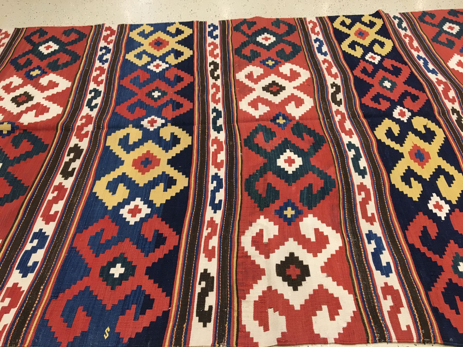 Detail c: Azeri "Kelim" antik, Südkaukasus, 19.Jhd., Wolle gewebt auf Wolle. Querbalken mit sogenannten Kotschanak-Motiven (Widderhorn) belegen das ...