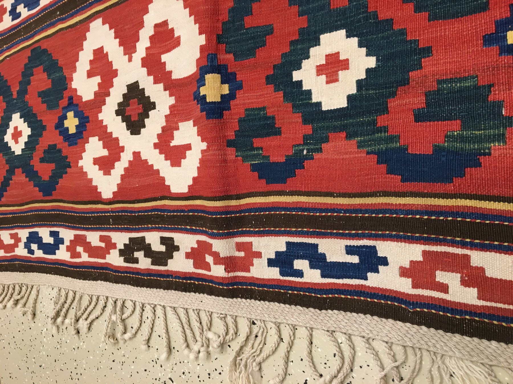 Detail d: Azeri "Kelim" antik, Südkaukasus, 19.Jhd., Wolle gewebt auf Wolle. Querbalken mit sogenannten Kotschanak-Motiven (Widderhorn) belegen das ...