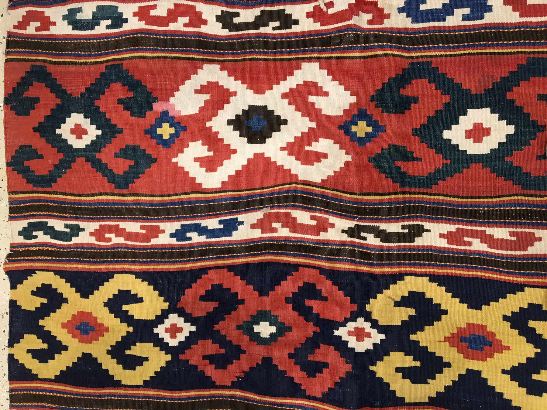 Detail e: Azeri "Kelim" antik, Südkaukasus, 19.Jhd., Wolle gewebt auf Wolle. Querbalken mit sogenannten Kotschanak-Motiven (Widderhorn) belegen das ...