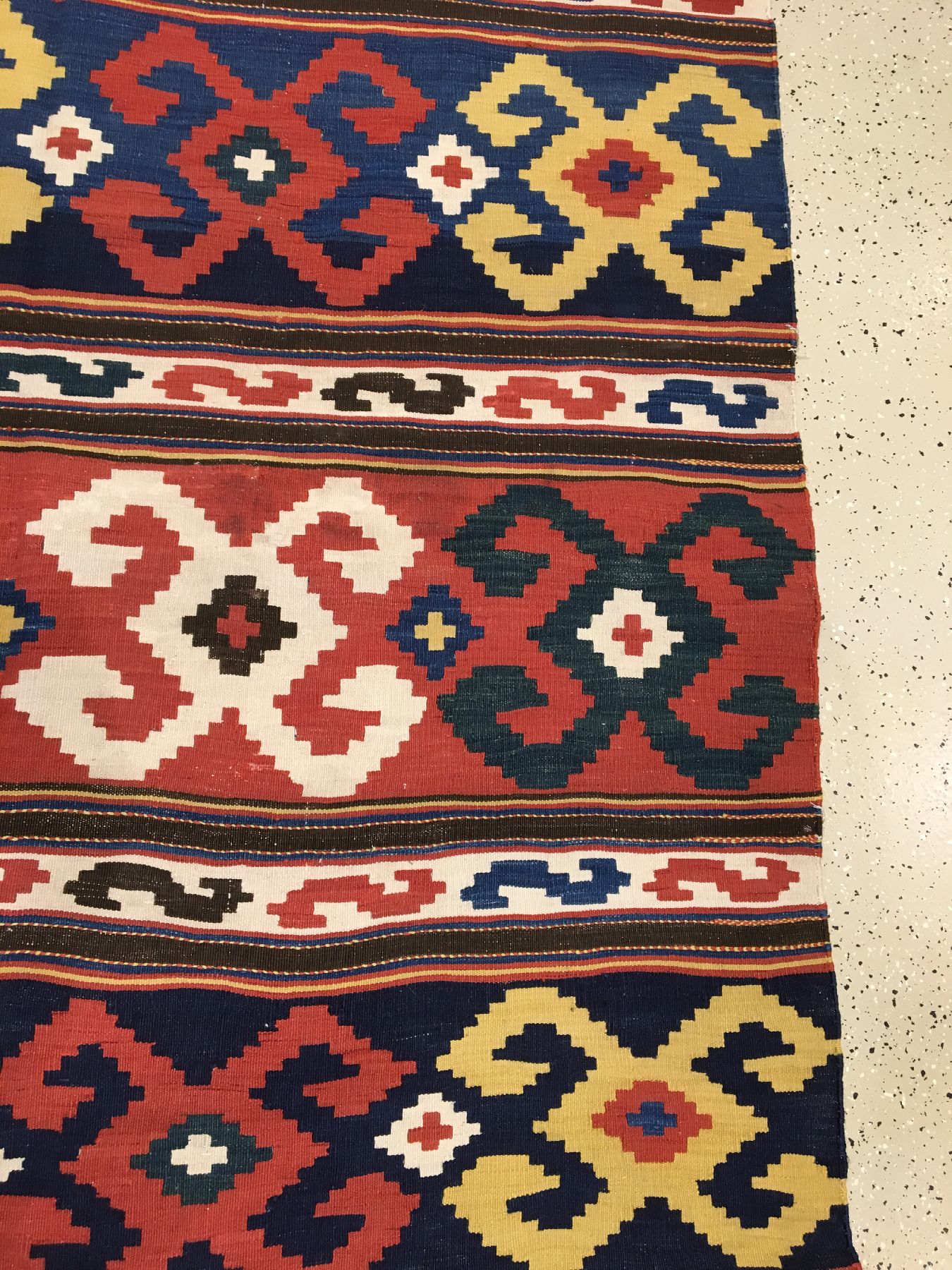 Detail f: Azeri "Kelim" antik, Südkaukasus, 19.Jhd., Wolle gewebt auf Wolle. Querbalken mit sogenannten Kotschanak-Motiven (Widderhorn) belegen das ...