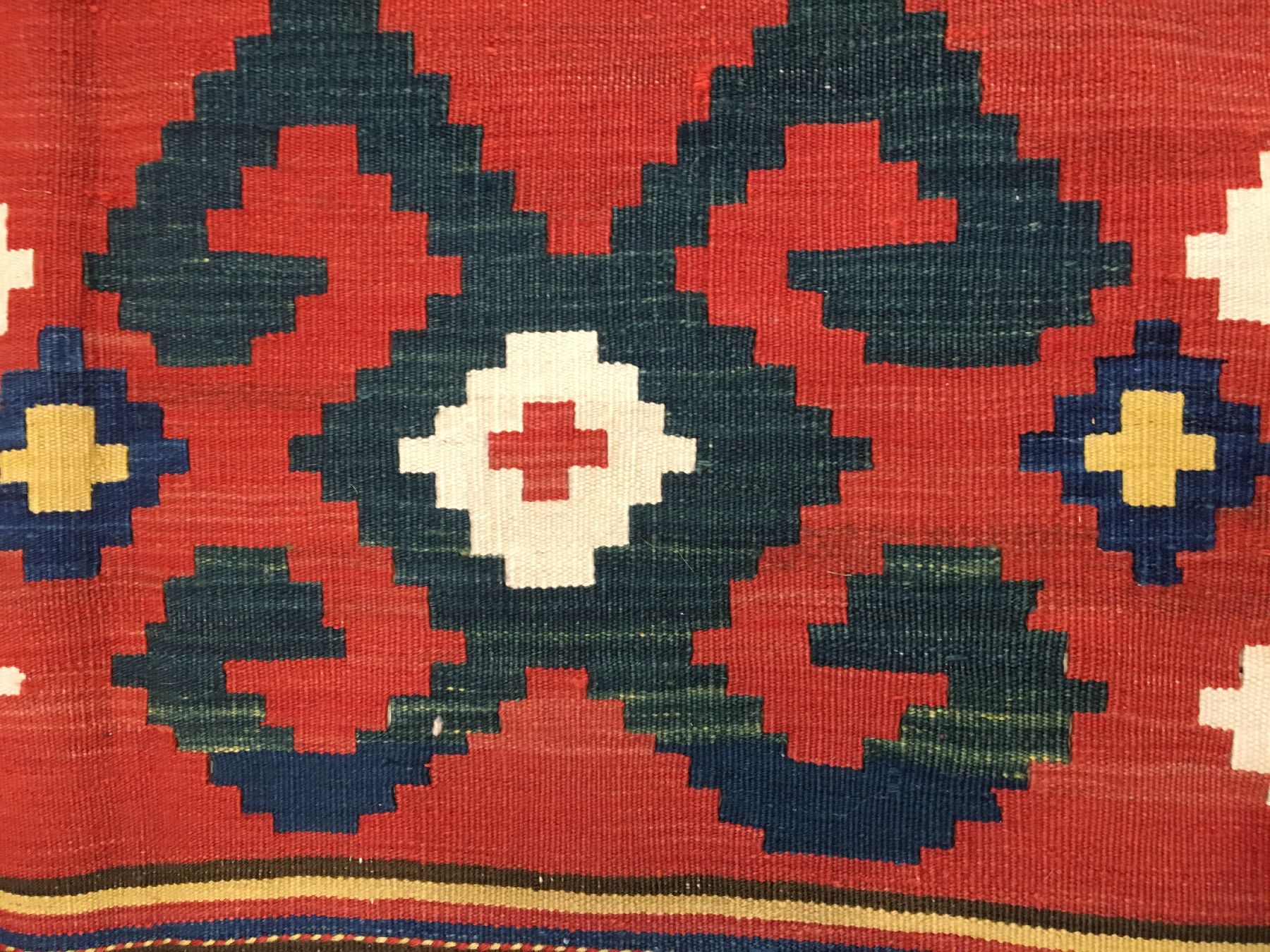Detail g: Azeri "Kelim" antik, Südkaukasus, 19.Jhd., Wolle gewebt auf Wolle. Querbalken mit sogenannten Kotschanak-Motiven (Widderhorn) belegen das ...