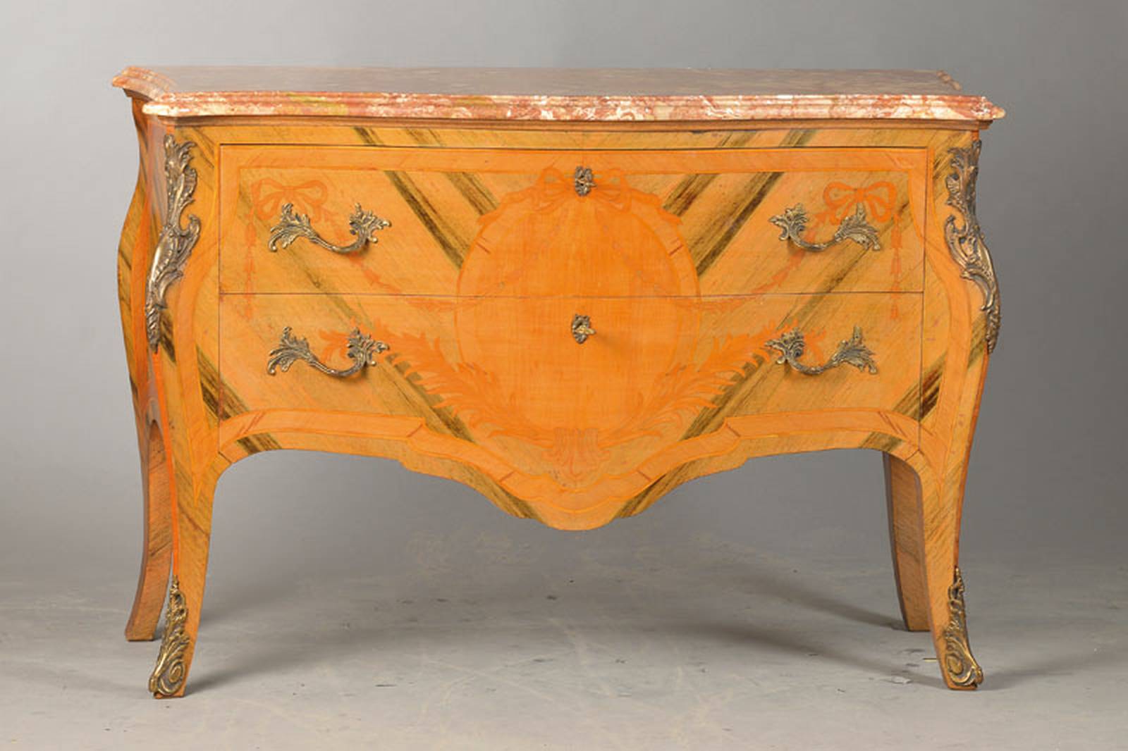 Kommode im franz. Barockstil, 20.Jh., im Louis-XV-Stil, Eiche, Rosenholz u. Mahagoni, Kartuschen- u. Schleifenmarketerie, 2-schübig,Bronzebeschlag, ...