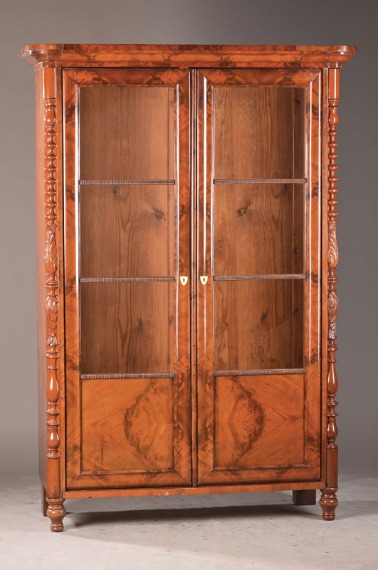 Spätbiedermeier-Vitrine, wohl südwestdeutsch, um 1850/60, Mahagoni-/Pyramidenmahagonifurnier auf Weichholzkorpus, 2-türig, Flammleisten-, ...