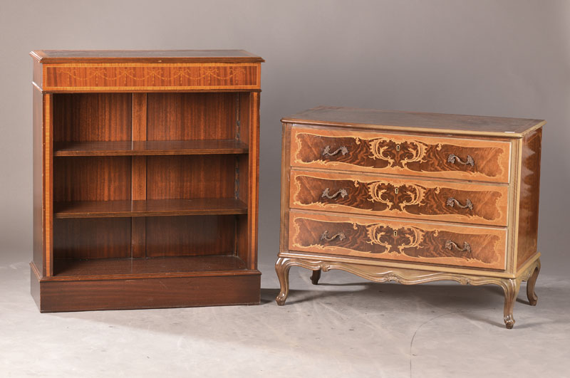 Kommode u. Bücherregal, wohl Italien, 1960/70, Nussbaum- u. Wurzelnussfurnier Kommode 3- schübig mit Einlegearbeit, Regal mit 2 Einlegeböden frei ...