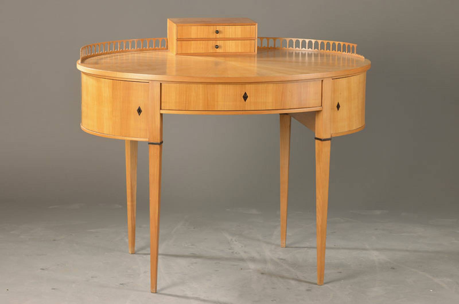 Ausgefallener Schreibtisch im Biedermeierstil , um 1900, Kirschbaumfurnier radial verlegt,konische Beine, Zargenschub mit 2 Türchen der Wölbung ...