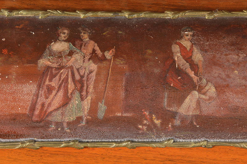 Detail a: Damensekretär, wohl Frankreich, um 1920, im sog. Vernis-Martin-Stil, Nussbaumfurnier, Eichekorpus, stiltypische Messingbeschläge, typische ...
