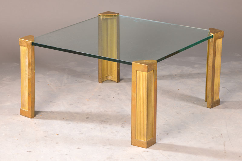 kleiner Couchtisch, Entwurf "T14", Peter Ghyczy, 1973, Ausführung später, dicke Glasplatte mit Messingfüßen im Sandguss- Verfahren, ...