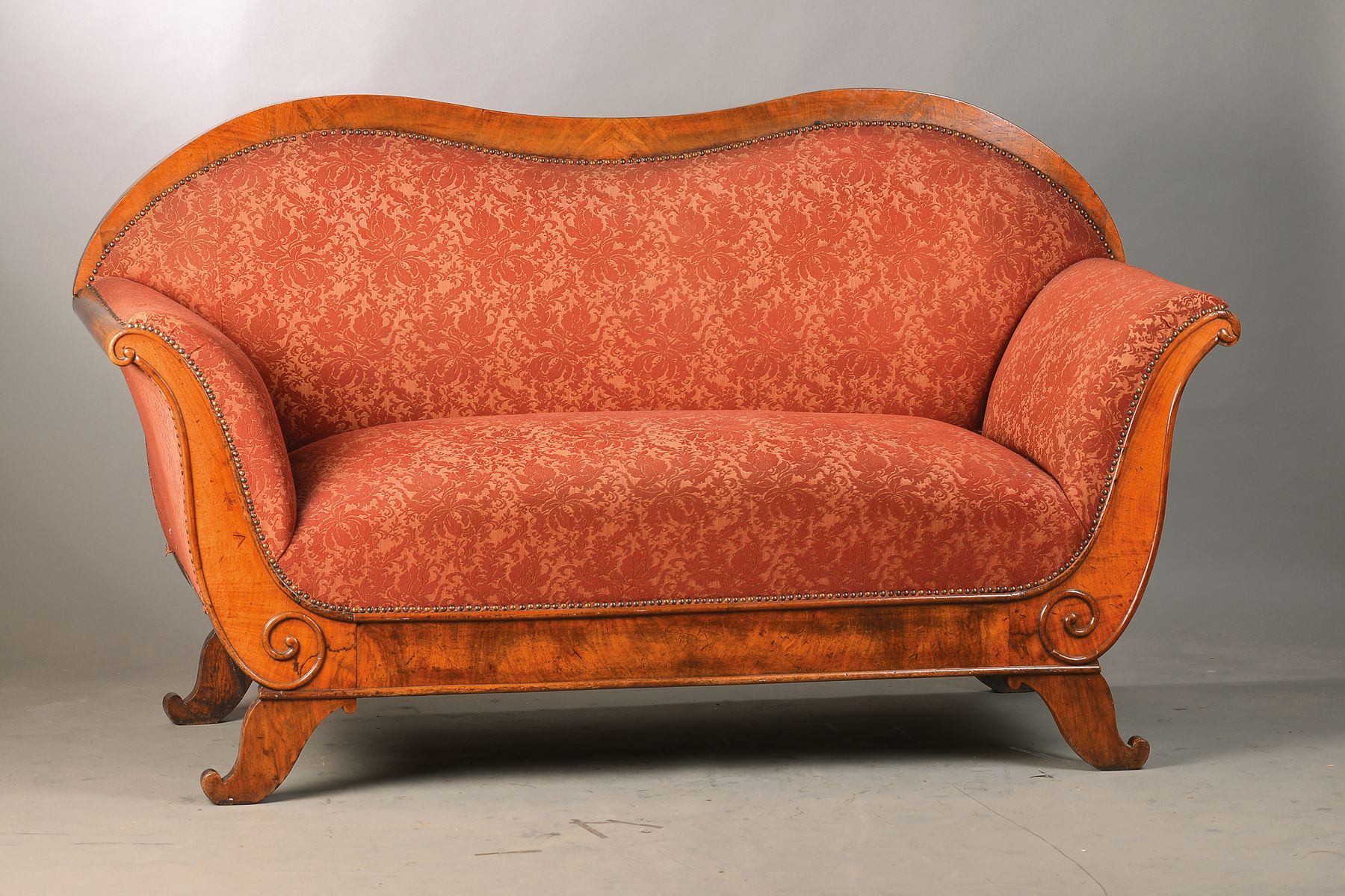 Biedermeiersofa, 2-sitzer, südwestdeutsch, wohl Mainz, um 1820/30, Nussbaumfurnier auf Weichholzkorpus, Rückenlehne doppelt geschweift, Armlehnen ...