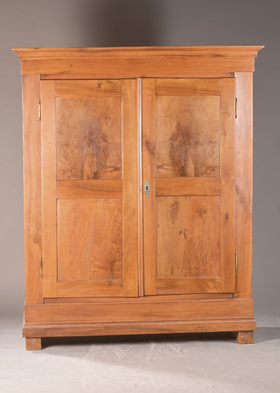 Biedermeierschrank, süddeutsch, wohl Baden, um 1820/30, Nussbaum massiv u. furniert, 2- türig, schlichte Rahmenbauweise, altersbedingte guter ...